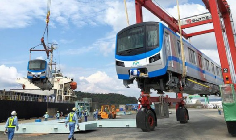 T&agrave;u Metro Số 1 được đưa xuống cảng ở Nhật Bản để vận chuyển về TP HCM. Ảnh: MAUR.