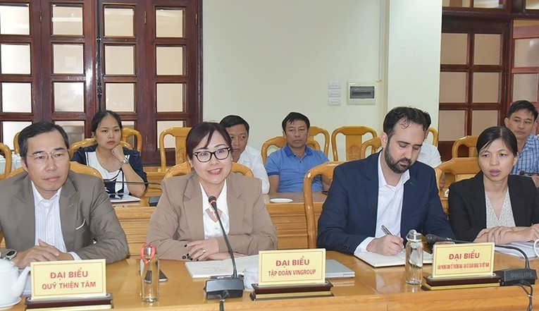 C&aacute;c đại biểu đại diện Quỹ Thiện t&acirc;m, Tập đo&agrave;n VinGroup, Đại sứ qu&aacute;n Israel tại Việt Nam l&agrave;m việc với l&atilde;nh đạo UBND tỉnh H&agrave; Tĩnh.