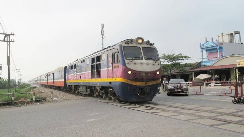 Kh&ocirc;i phục lịch chạy t&agrave;u kh&aacute;ch Bắc - Nam đoạn qua Đ&agrave; Nẵng - Huế.