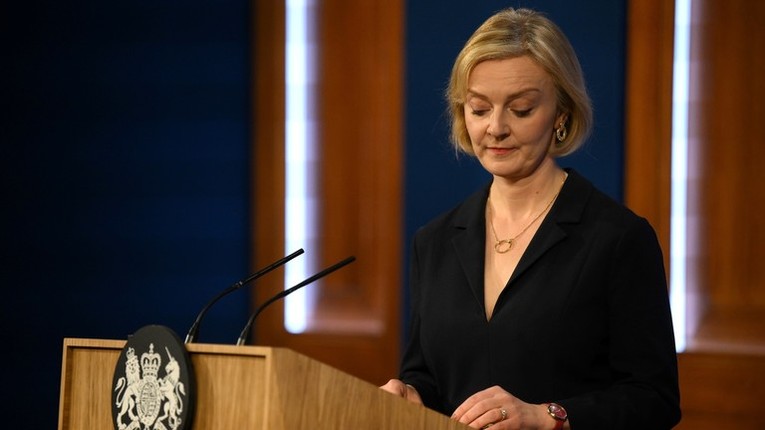 B&agrave; Liz Truss tại cuộc họp b&aacute;o h&ocirc;m 14/10. Ảnh: AP