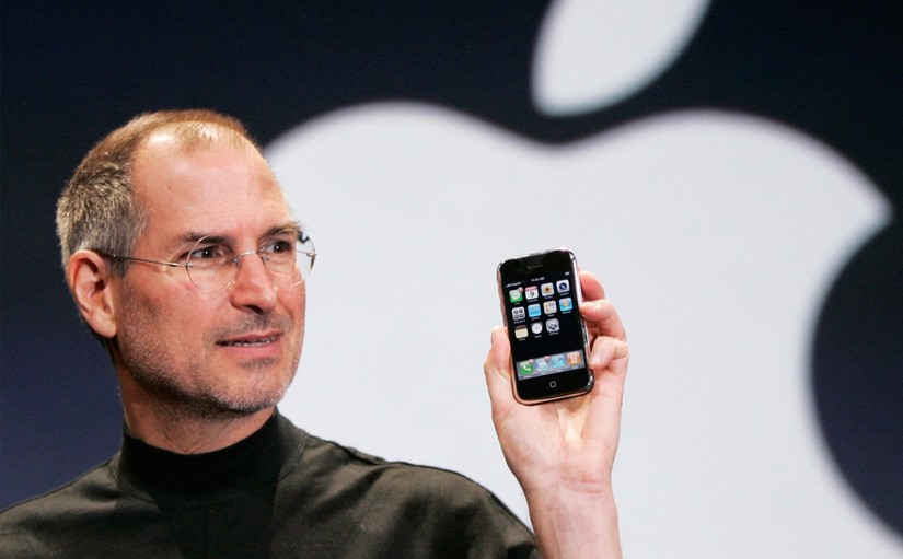 Chiếc iPhone đầu ti&ecirc;n được Steve Jobs giới thiệu v&agrave;o năm 2007.
