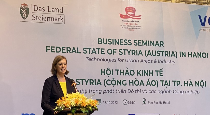 B&agrave; Barbara Eibinger-Miedl, Bộ trưởng Kinh tế bang Styria.