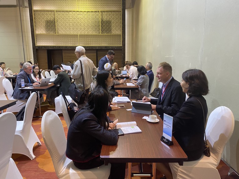 C&aacute;c doanh nghiệp tham dự phi&ecirc;n giao thương trực tiếp tại sự kiện.