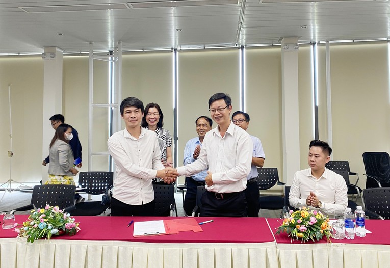 Đại diện doanh nghiệp Đ&agrave; Nẵng v&agrave; Hưng Y&ecirc;n k&yacute; kết bi&ecirc;n bản ghi nhớ, thỏa thuận hợp t&aacute;c trước sự chứng kiến của L&atilde;nh đạo Trung t&acirc;m hai tỉnh.