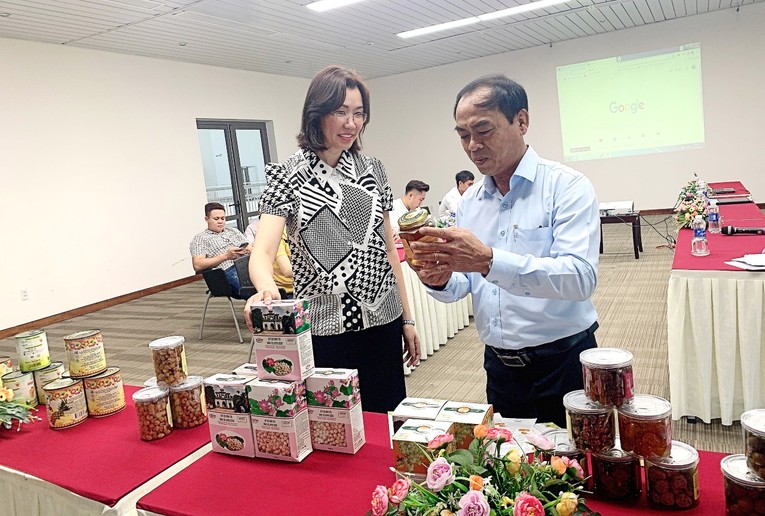 Doanh nghiệp Hưng Y&ecirc;n giới thiệu sản phẩm trong buổi giao thương tại Đ&agrave; Nẵng.