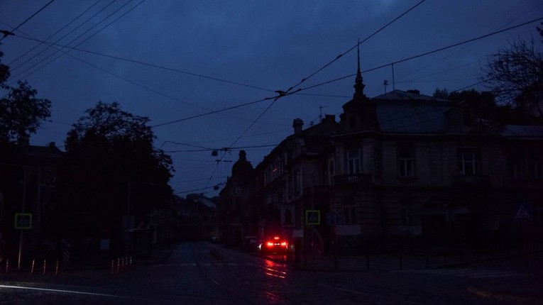Trung t&acirc;m th&agrave;nh phố Lviv mất điện sau đợt kh&ocirc;ng k&iacute;ch, ng&agrave;y 11/10. Ảnh: Reuters