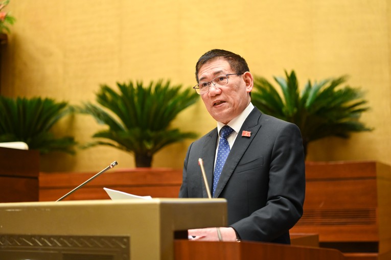 Bộ trưởng T&agrave;i ch&iacute;nh Hồ Đức Phớc thừa uỷ quyền Ch&iacute;nh phủ, b&aacute;o c&aacute;o Quốc hội thực hiện ng&acirc;n s&aacute;ch năm 2022, dự to&aacute;n 2023.