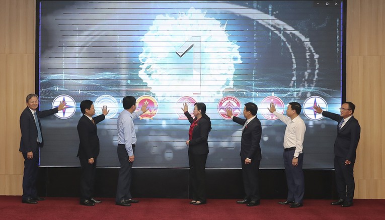 C&aacute;c đại biểu thực hiện nghi thức k&iacute;ch hoạt kết nối NDXP cung cấp dịch vụ điện tr&ecirc;n nền tảng c&ocirc;ng d&acirc;n số của c&aacute;c tỉnh. Nguồn: EVN.