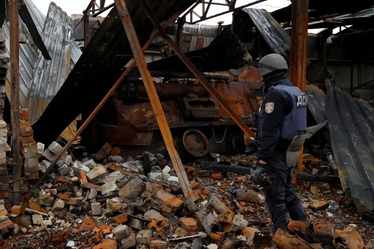 Khung cảnh đổ n&aacute;t tại một thị trấn ở Kherson, Ukraine. Ảnh: Reuters