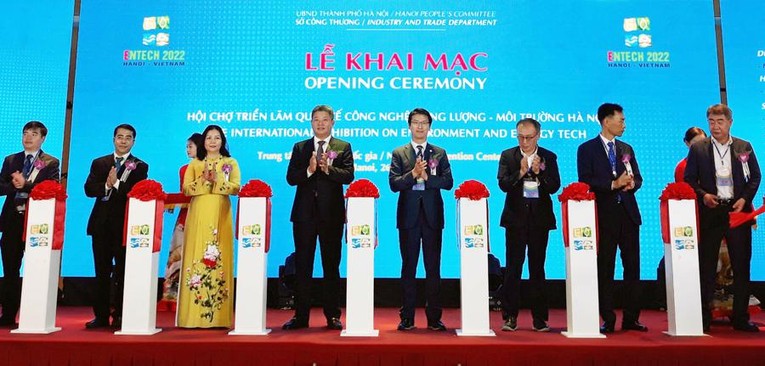 Ph&oacute; Chủ tịch UBND TP H&agrave; Nội Nguyễn Mạnh Quyền v&agrave; c&aacute;c đại biểu cắt băng khai mạc Hội chợ.