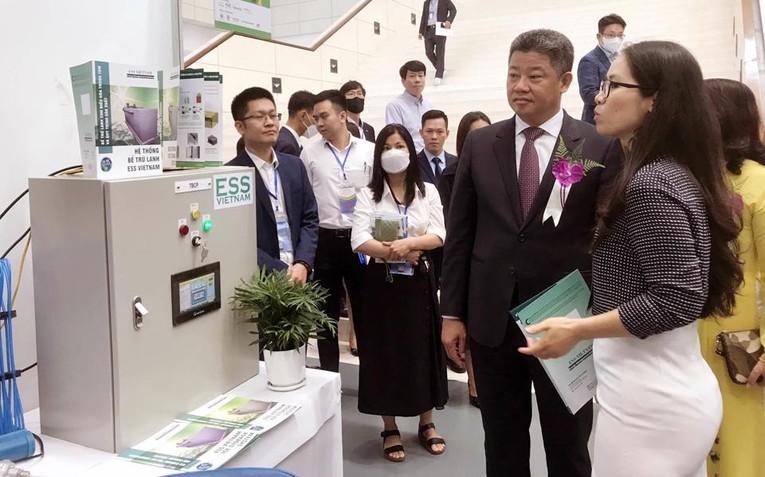 Ph&oacute; Chủ tịch UBND TP H&agrave; Nội Nguyễn Mạnh Quyền v&agrave; c&aacute;c đại biểu thăm c&aacute;c gian h&agrave;ng tại Hội chợ.