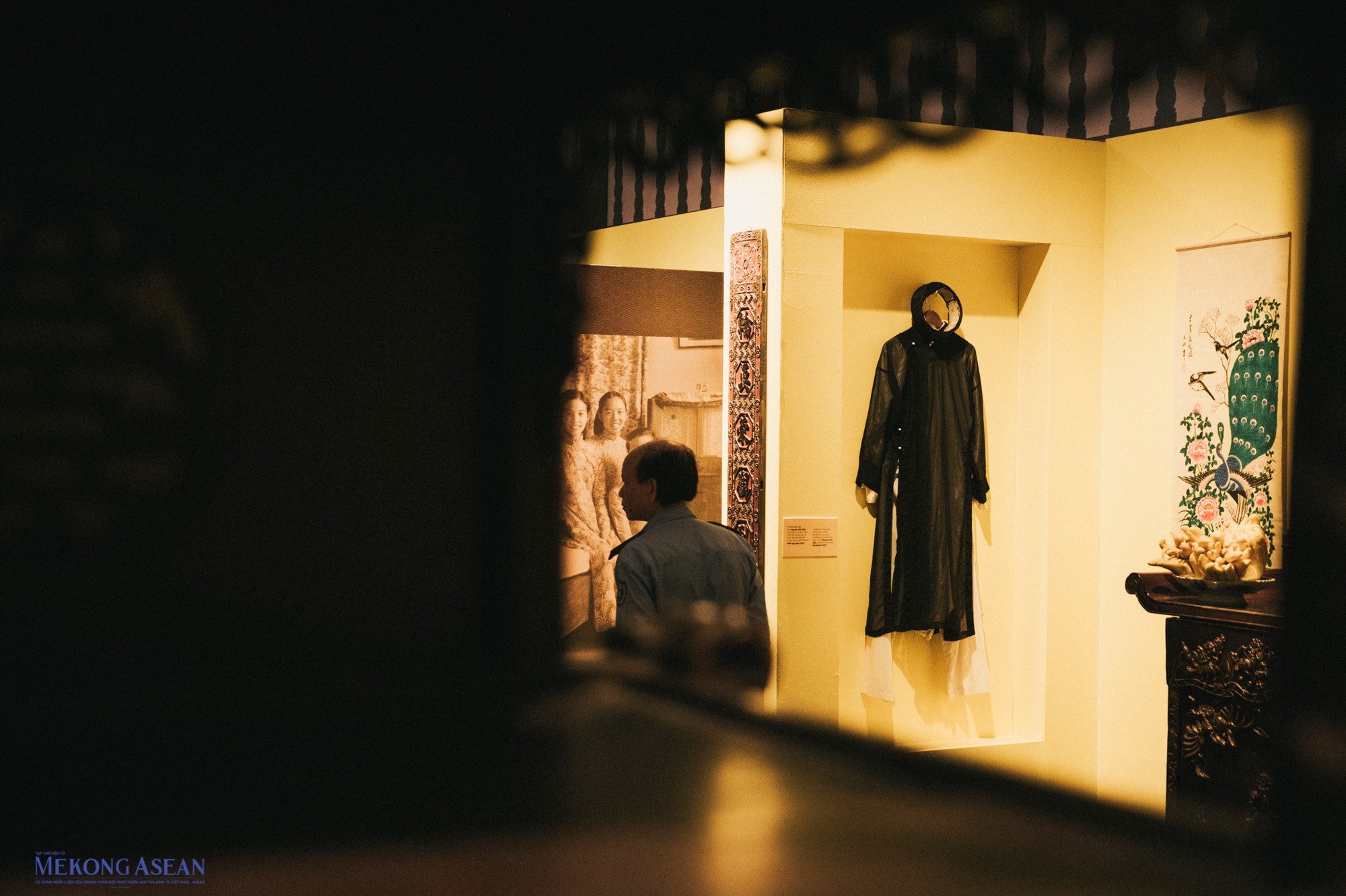 Kh&aacute;ch tham quan triển l&atilde;m như được h&ograve;a m&igrave;nh v&agrave;o kh&ocirc;ng gian sống thời xưa, th&ocirc;ng qua c&aacute;c m&oacute;n đồ nội thất v&agrave; c&aacute;c khu vực trong gia đ&igrave;nh được t&aacute;i hiện gần nhất với cuộc sống đầu thế kỷ trước tại H&agrave; Nội.