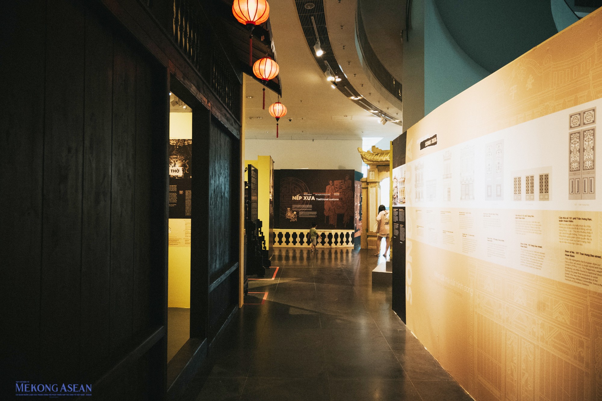 Triển l&atilde;m &amp;amp;amp;quot; Nếp Xưa&amp;amp;amp;quot; tại Bảo t&agrave;ng H&agrave; Nội mang đến cho du kh&aacute;ch 4 khu vực trưng b&agrave;y ch&iacute;nh l&agrave; b&agrave;i tr&iacute; ph&ograve;ng kh&aacute;ch, ph&ograve;ng thờ, tổng thể nh&agrave; biệt thự v&agrave; trang phục &aacute;o ngũ th&acirc;n. Kh&ocirc;ng gian ho&agrave;i cổ với m&agrave;u sắc v&agrave;ng chủ đạo c&ugrave;ng bộ cửa nh&agrave; số 87 M&atilde; M&acirc;y, Ho&agrave;n Kiếm m&ocirc; tả chức năng nh&agrave; để ở ki&ecirc;m b&aacute;n h&agrave;ng tại phố cổ H&agrave; Nội.