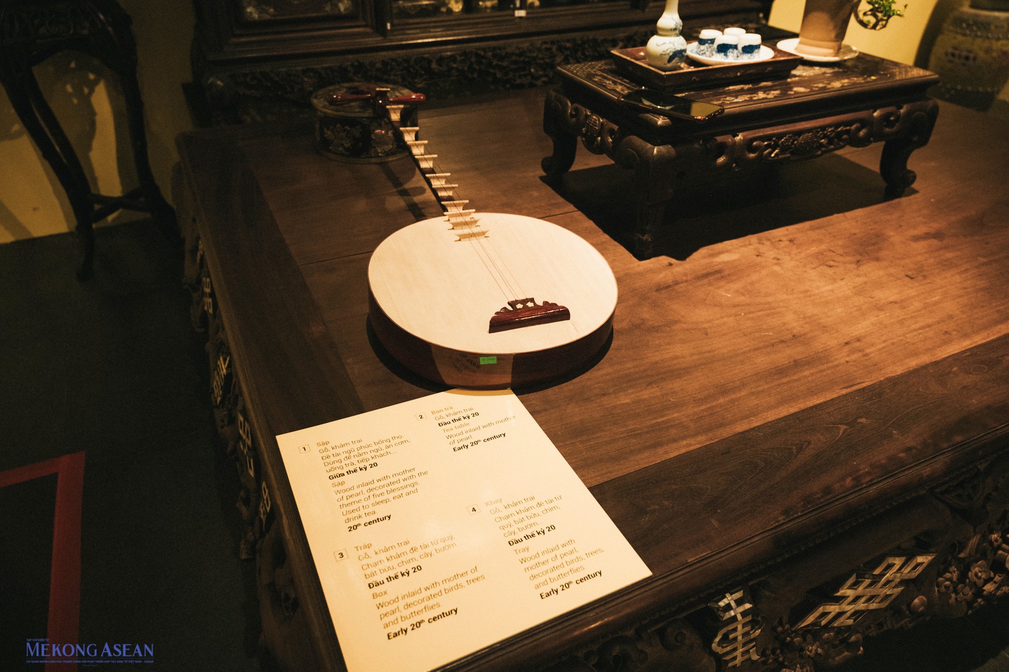 Kh&ocirc;ng gian ph&ograve;ng kh&aacute;ch của những gia đ&igrave;nh c&oacute; điều kiện đầu thế kỷ 20 lu&ocirc;n được ch&uacute; trọng b&agrave;y biện, với những tủ, sập, khay gỗ chạm khảm cầu kỳ.