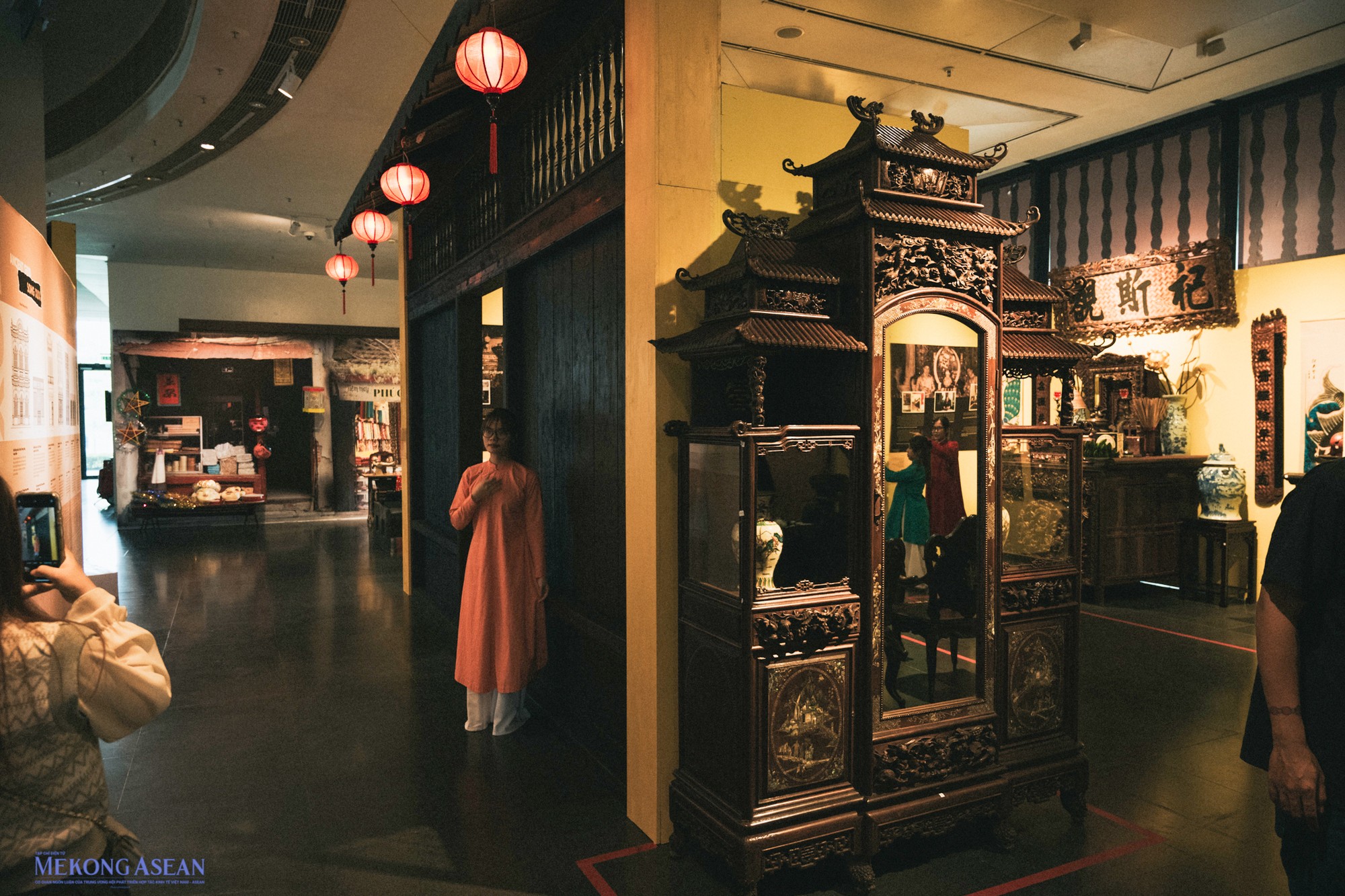 Những m&oacute;n đồ nội thất l&agrave;m bằng gỗ qu&yacute; chạm trổ cầu kỳ l&agrave; biểu tượng của cuộc sống sung t&uacute;c xưa.