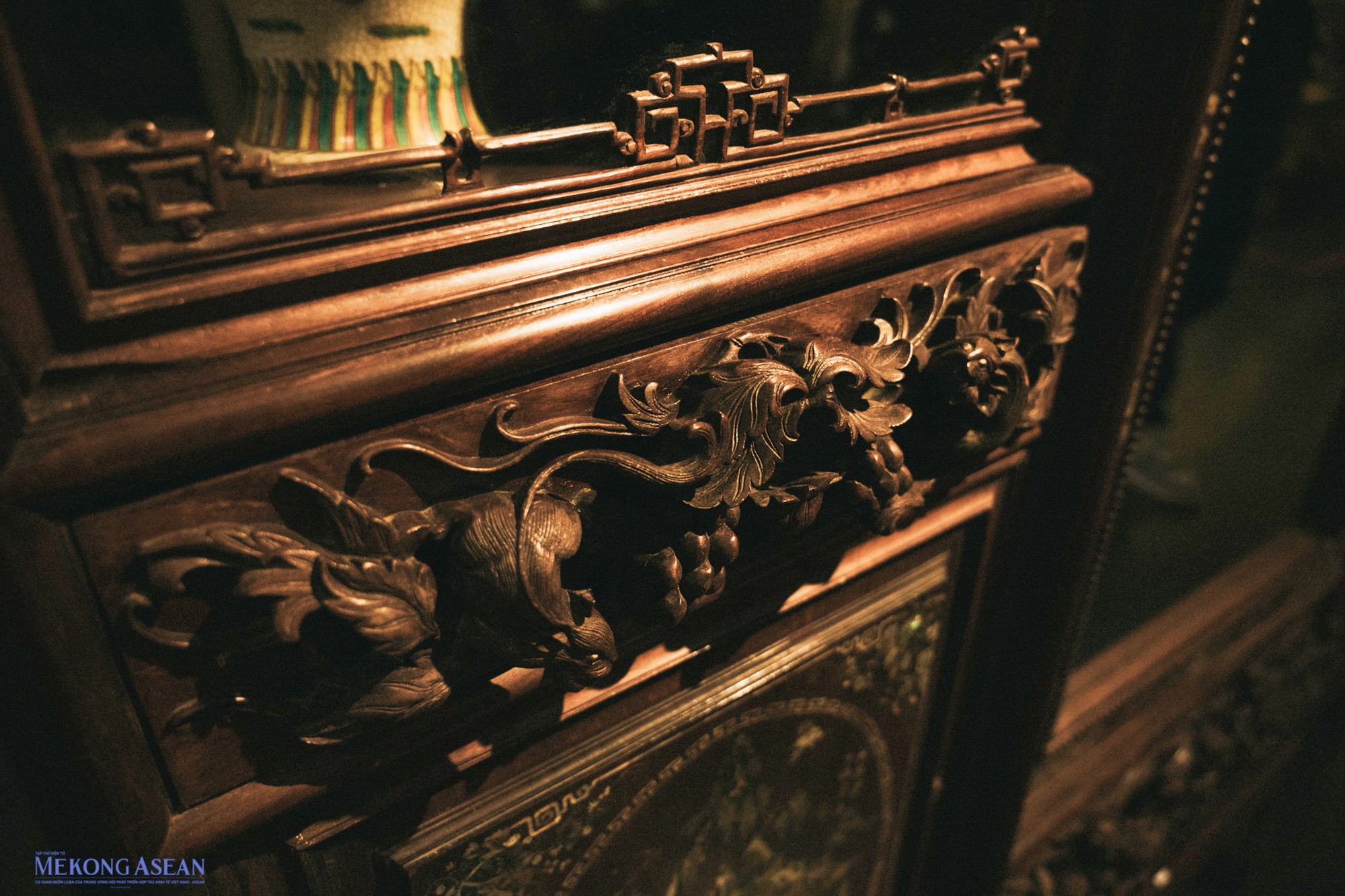 Những đường n&eacute;t chạm khắc mang đậm t&iacute;nh thời gian in hằn tr&ecirc;n từng v&acirc;n gỗ của c&aacute;c m&oacute;n đồ nội thất.