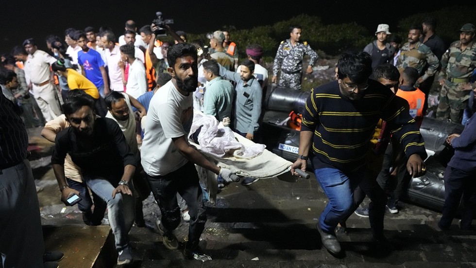 C&aacute;c nh&acirc;n vi&ecirc;n cứu hộ khi&ecirc;ng nạn nh&acirc;n đi cấp cứu tr&ecirc;n c&aacute;ng. Ảnh: AP