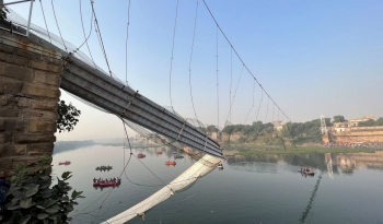 Hiện trường vụ sập cầu treo tại Ấn Độ làm chết 134 người