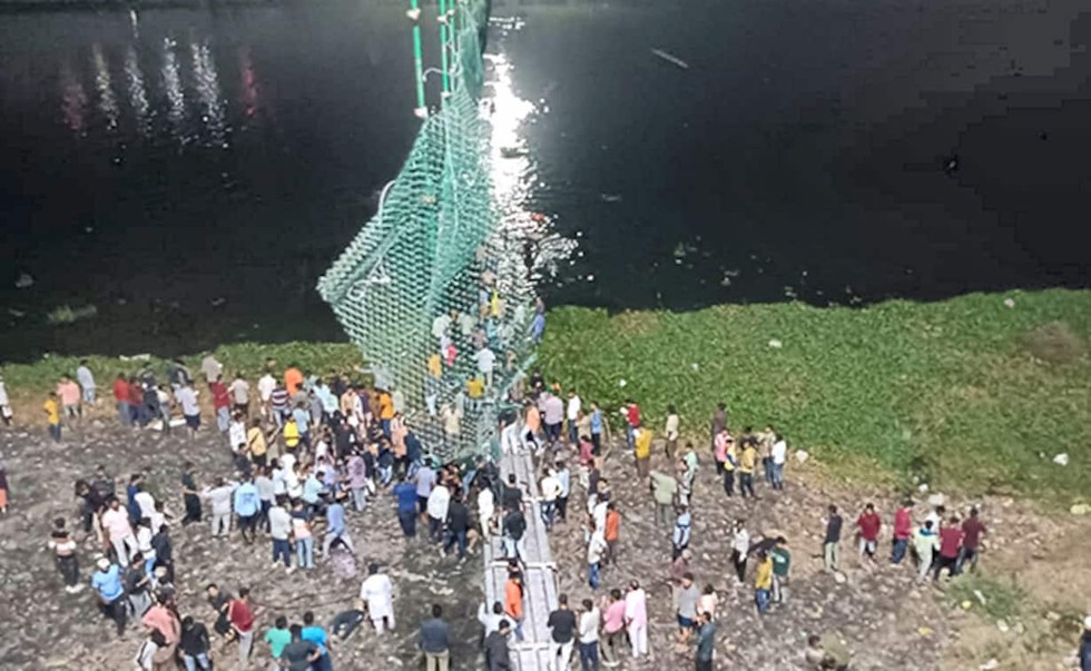 Ch&iacute;nh phủ đ&atilde; th&agrave;nh lập ban điều tra v&agrave; sẽ khởi tố h&igrave;nh sự những người chịu tr&aacute;ch nhiệm tu sửa v&agrave; quản l&yacute; chất lượng c&acirc;y cầu. Ảnh: NDTV