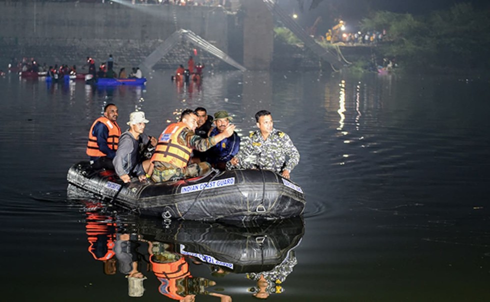 Ch&iacute;nh phủ cũng huy động cả lực lượng qu&acirc;n đội nhằm trợ gi&uacute;p c&ocirc;ng t&aacute;c cứu hộ. Ảnh: NDTV