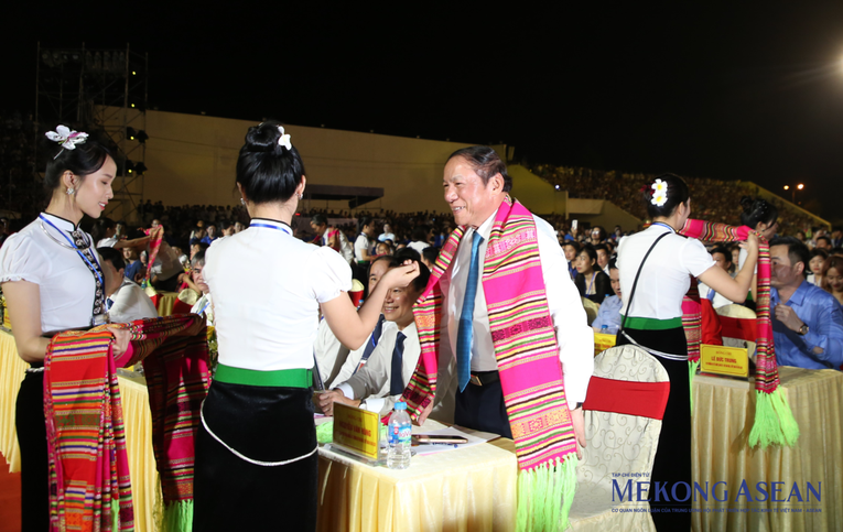 C&aacute;c c&ocirc; g&aacute;i d&acirc;n tộc Th&aacute;i trao tặng khăn thổ cẩm truyền thống cho Bộ trưởng Nguyễn Văn H&ugrave;ng tại buổi lễ.