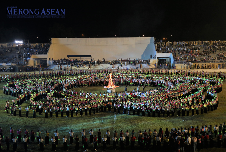 M&agrave;n tr&igrave;nh diễn đại x&ograve;e tạo h&igrave;nh hoa ban, lo&agrave;i hoa đặc trưng của người d&acirc;n tộc Th&aacute;i.