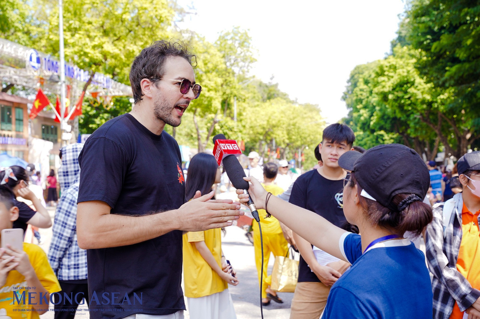 Tham gia sự kiện, TikToker người Ph&aacute;p WillinVietnam b&agrave;y tỏ sự th&iacute;ch th&uacute; khi anh ch&agrave;ng n&agrave;y được trải nghiệm những n&eacute;t văn h&oacute;a truyền thống đặc sắc của con người Việt Nam. &amp;amp;amp;quot;Việt Nam kh&ocirc;ng chỉ c&oacute; nền ẩm thực đa dạng, nền văn h&oacute;a gi&agrave;u bản sắc m&agrave; con người nơi đ&acirc;y lu&ocirc;n tỏa ra nguồn năng lượng t&iacute;ch cực v&agrave; kh&ocirc;ng kh&oacute; để t&igrave;m thấy những nụ cười&amp;amp;amp;quot;, anh chia sẻ.