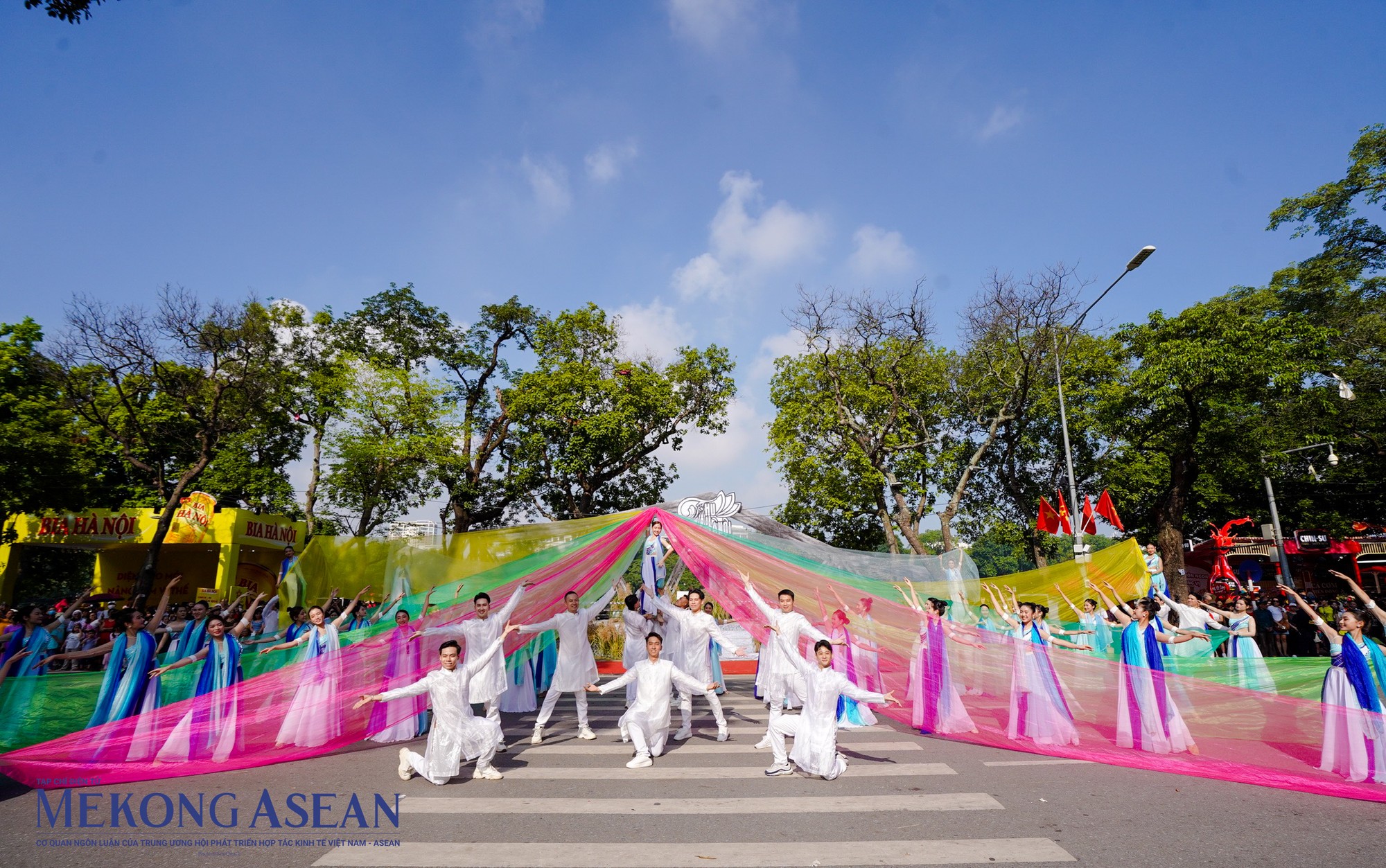 C&aacute;c tiết mục biểu diễn nghệ thuật với những ca kh&uacute;c, vũ điệu về Thu H&agrave; Nội, tạo kh&ocirc;ng kh&iacute; vui tươi cho Lễ hội.