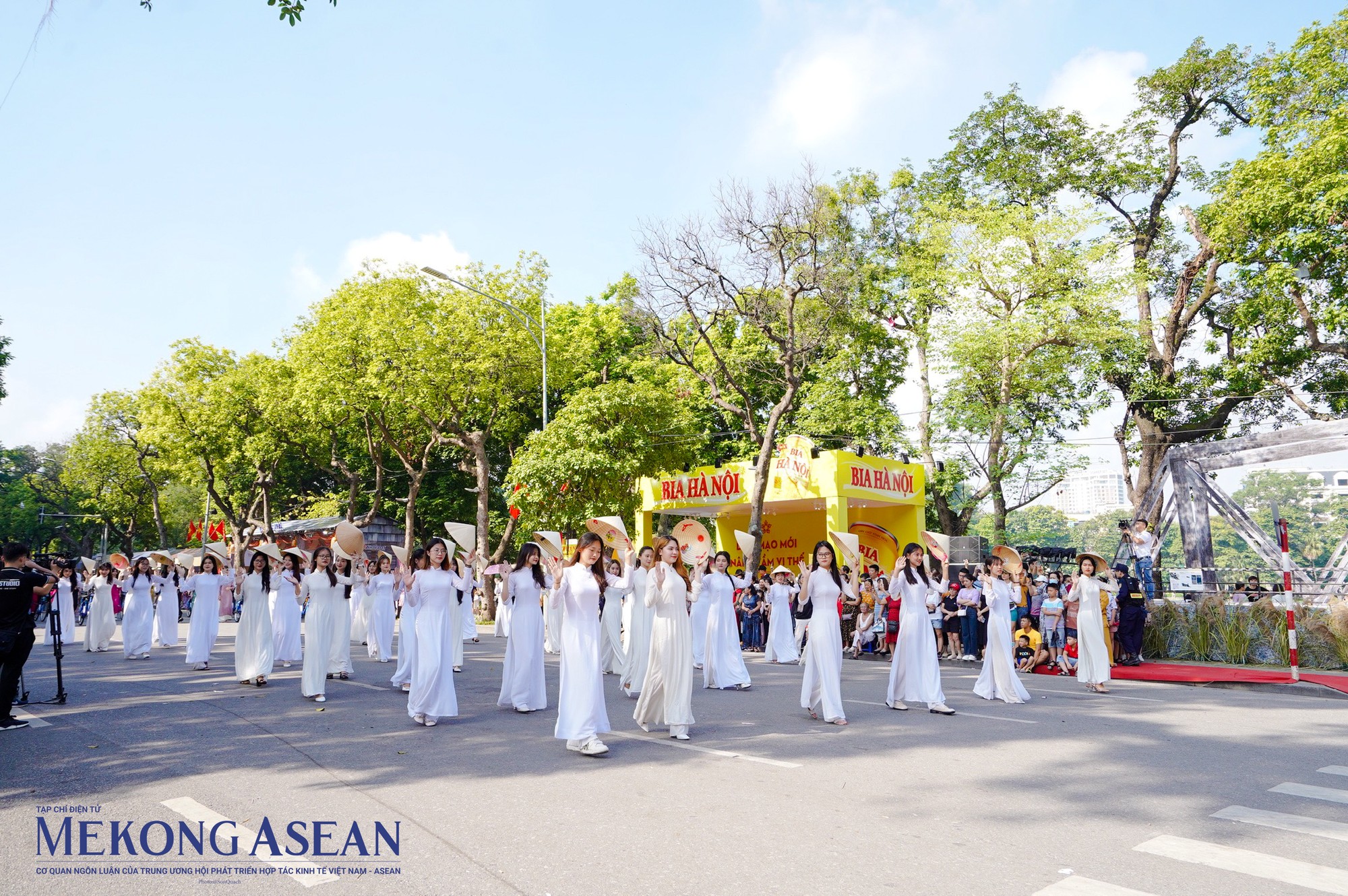 Điểm nhấn của chương tr&igrave;nh l&agrave; m&agrave;n tr&igrave;nh diễn &aacute;o d&agrave;i truyền thống. H&igrave;nh ảnh thiếu nữ diện &aacute;o d&agrave;i trong nắng thu v&agrave;ng g&acirc;y thương nhớ với n&eacute;t đẹp thướt tha, dịu d&agrave;ng.