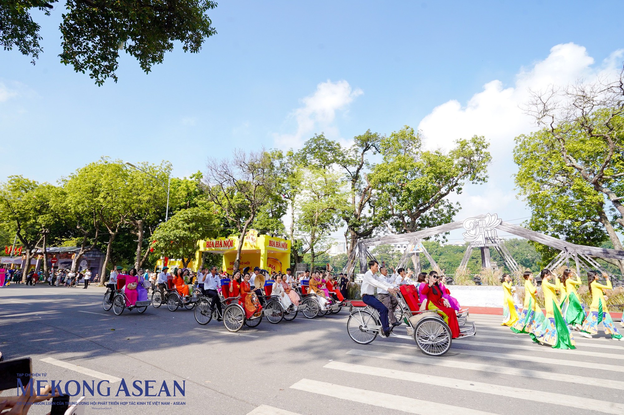 Đo&agrave;n diễu h&agrave;nh x&iacute;ch l&ocirc; gắn với t&agrave; &aacute;o d&agrave;i một n&eacute;t đẹp của văn h&oacute;a Thủ đ&ocirc; tại Carnaval Thu H&agrave; Nội.