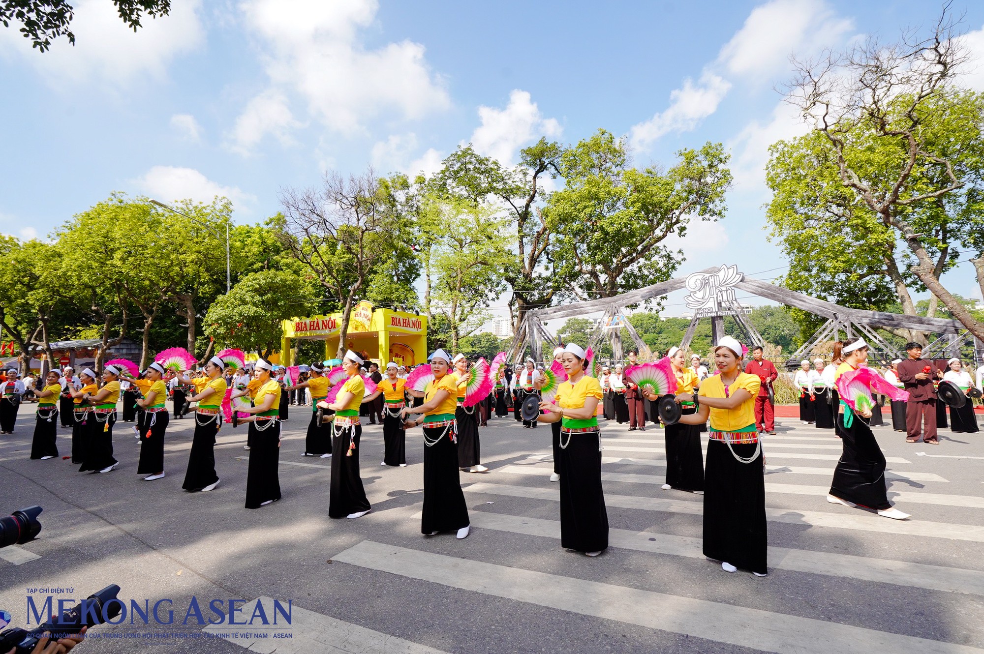 Đo&agrave;n diễu h&agrave;nh đồng b&agrave;o Mường huyện Quốc Oai v&agrave; huyện Thạch Thất.