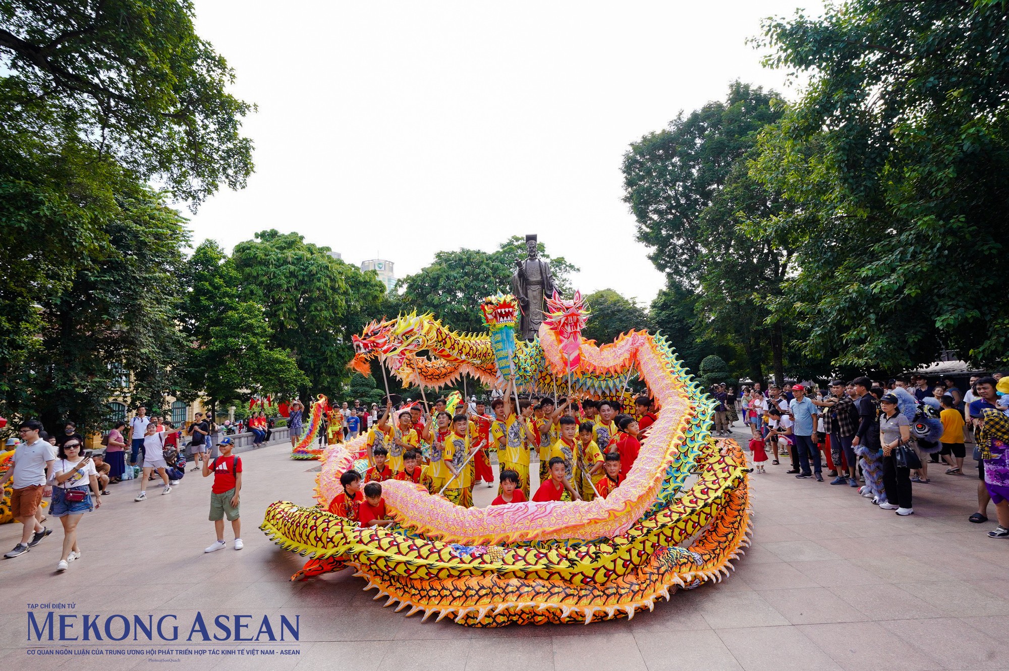 Mở đầu sự kiện l&agrave; m&agrave;n biểu diễn của đo&agrave;n L&acirc;n sư rồng huyện Thanh Oai với 600 người biểu diễn 30 con rồng, 30 con l&acirc;n v&agrave; 30 người đ&aacute;nh trống, tượng trưng cho 30 quận, huyện tr&ecirc;n địa b&agrave;n th&agrave;nh phố.