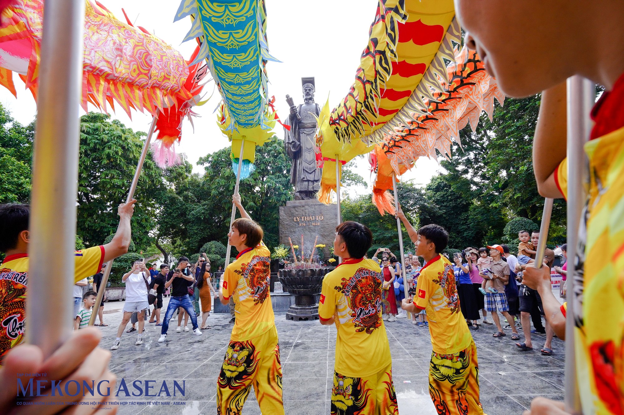 Carnaval Thu H&agrave; Nội diễn ra trong khoảng 1,5 giờ đồng hồ, thu h&uacute;t sự quan t&acirc;m của đ&ocirc;ng đảo người d&acirc;n v&agrave; du kh&aacute;ch tại phố đi bộ hồ Ho&agrave;n Kiếm.