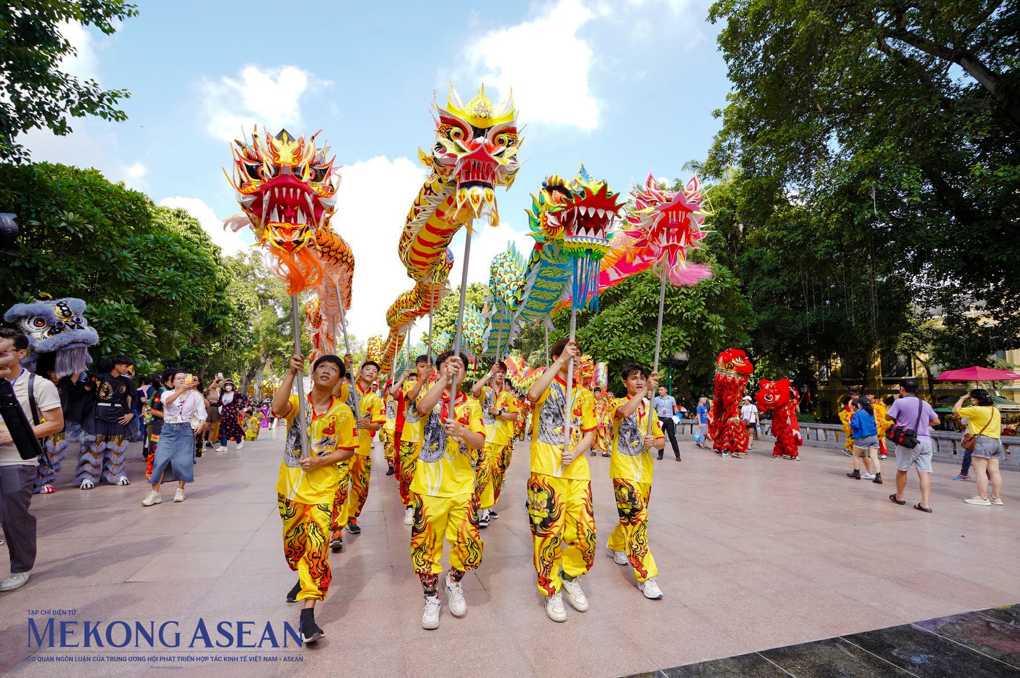 Ng&agrave;y 1/10, tại kh&ocirc;ng gian phố đi bộ Hồ Gươm (quận Ho&agrave;n Kiếm, H&agrave; Nội), sự kiện Carnaval Thu H&agrave; Nội, thuộc khu&ocirc;n khổ Festival Thu H&agrave; Nội 2023 diễn ra với hơn 1.500 người tham gia diễu h&agrave;nh &aacute;o d&agrave;i, x&iacute;ch l&ocirc;, xe hoa; biểu diễn đường phố nhằm giới thiệu c&aacute;c loại h&igrave;nh nghệ thuật văn ho&aacute; truyền thống của c&aacute;c địa phương như chi&ecirc;ng Mường, m&uacute;a l&acirc;n - sư - rồng, m&uacute;a rối cạn...