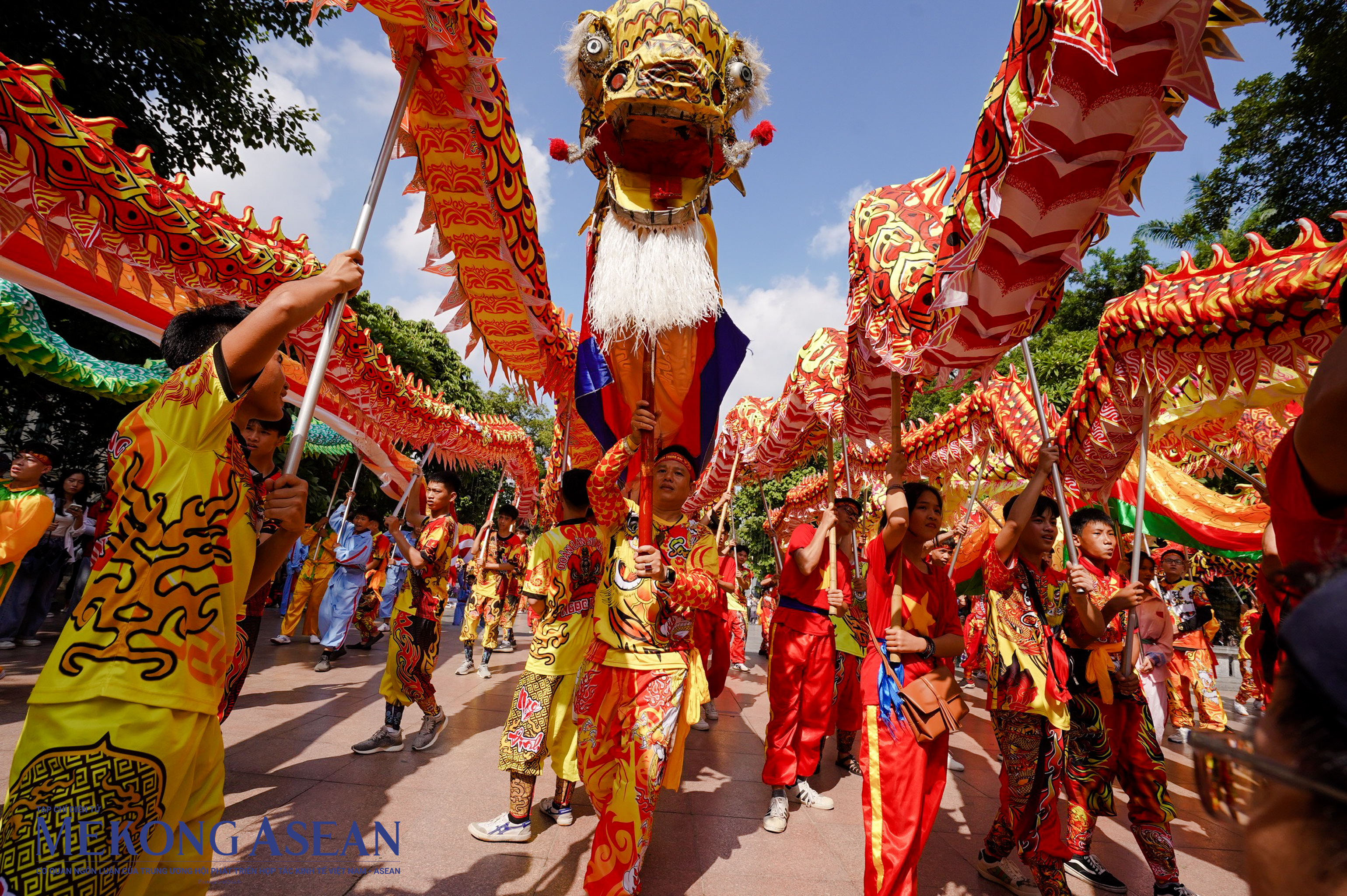 Kh&ocirc;ng gian văn h&oacute;a đầy m&agrave;u sắc tại Carnaval Thu H&agrave; Nội