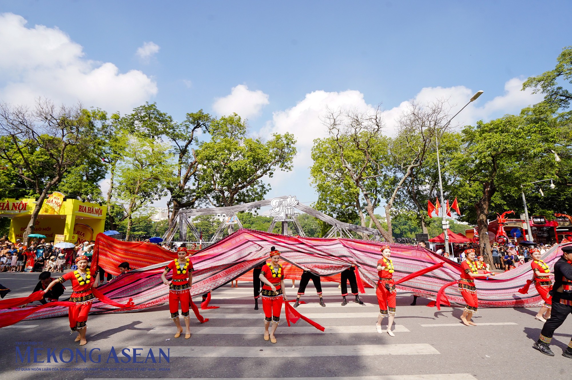 Tham gia biểu diễn tại Carnaval Thu H&agrave; Nội, c&ocirc; T.T.M (Thạch Thất, Quốc Oai) chia sẻ m&agrave;n tr&igrave;nh diễn đ&atilde; được chuẩn bị c&ocirc;ng phu, kỹ lưỡng, tỉ mỉ nhiều ng&agrave;y. &amp;amp;amp;quot;T&ocirc;i rất vui mừng khi được g&oacute;p mặt v&agrave;o sự kiện c&oacute; quy m&ocirc; lớn, nhằm quảng b&aacute; h&igrave;nh ảnh du lịch H&agrave; Nội, văn h&oacute;a đặc sắc con người Việt Nam. Hy vọng sẽ ng&agrave;y c&agrave;ng nhiều du kh&aacute;ch đến với Thủ đ&ocirc;, đến với mảnh đất, con người Việt Nam ch&acirc;n phương, nghĩa t&igrave;nh&amp;amp;amp;quot;.