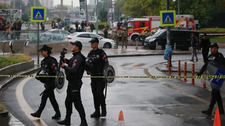 Những kẻ tấn c&ocirc;ng thực hiện h&agrave;nh động của m&igrave;nh chỉ v&agrave;i giờ trước khi c&aacute;c nh&agrave; lập ph&aacute;p chuẩn bị trở lại l&agrave;m việc sau kỳ nghỉ h&egrave; v&agrave;o ng&agrave;y 1/10/2023. Ảnh: AFP