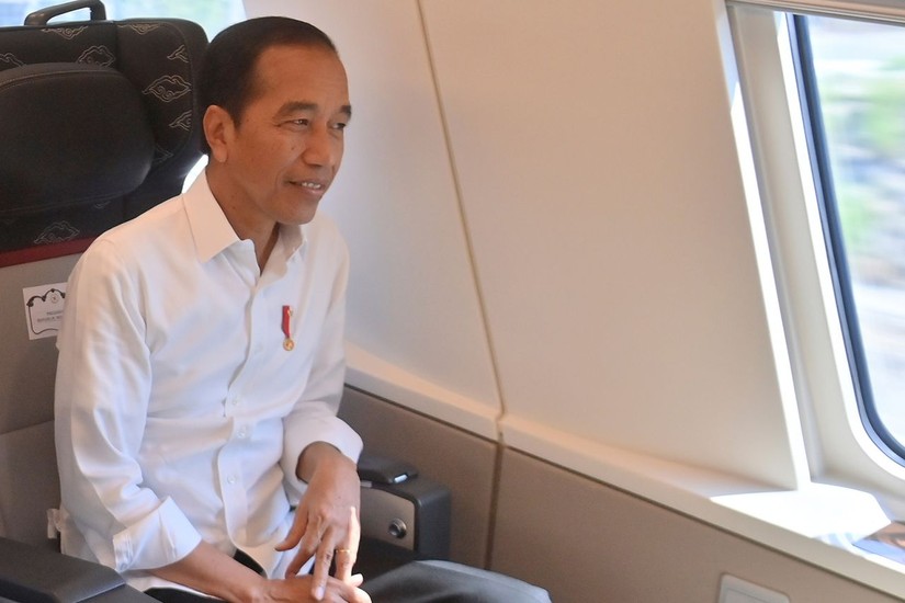 Tổng thống Indonesia Joko Widodo đi thử t&agrave;u cao tốc Jakarta - Bandung. Ảnh: AP