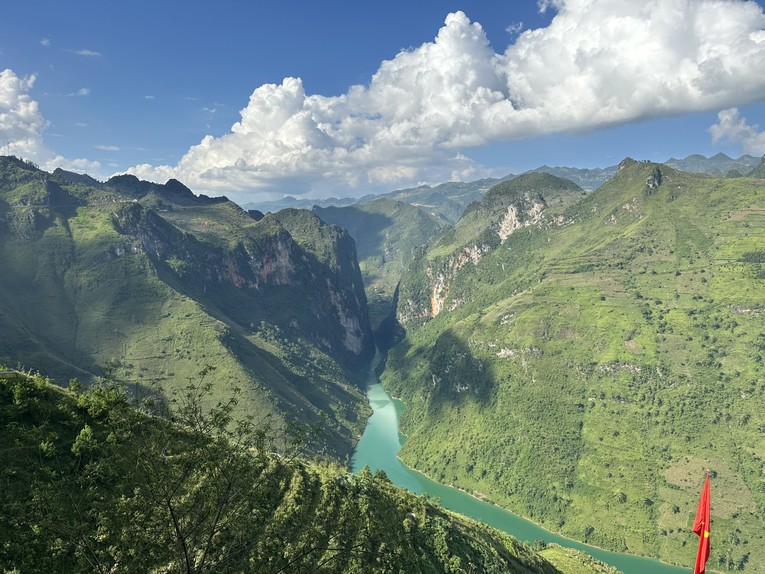 D&ograve;ng s&ocirc;ng Nho Quế xanh biếc chảy quanh co dưới ch&acirc;n những d&atilde;y n&uacute;i h&ugrave;ng vĩ tại H&agrave; Giang. Ảnh Ho&agrave;ng Anh