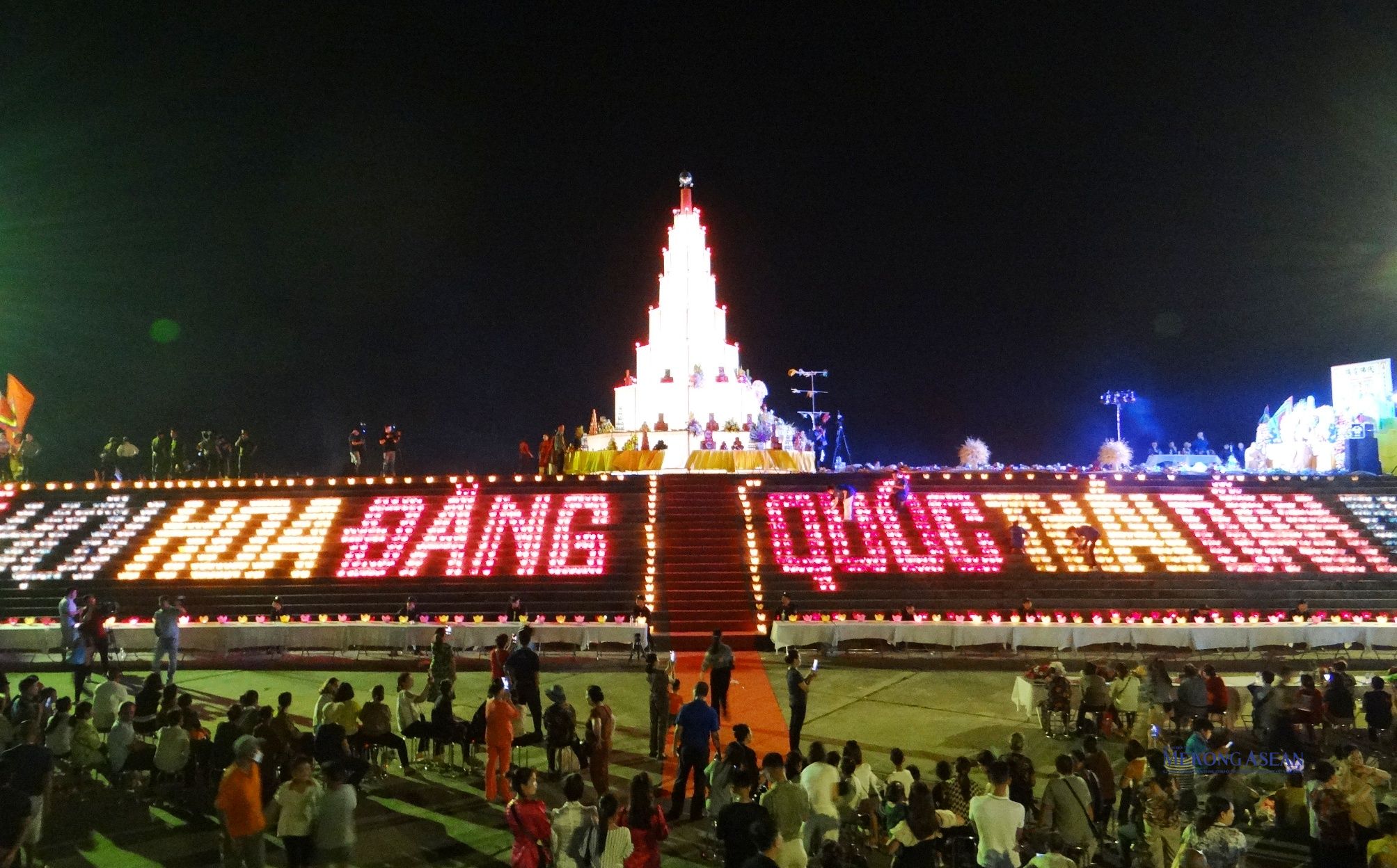 Lễ cầu an và hội hoa đăng trên đê sông Lục Đầu ở Hải Dương