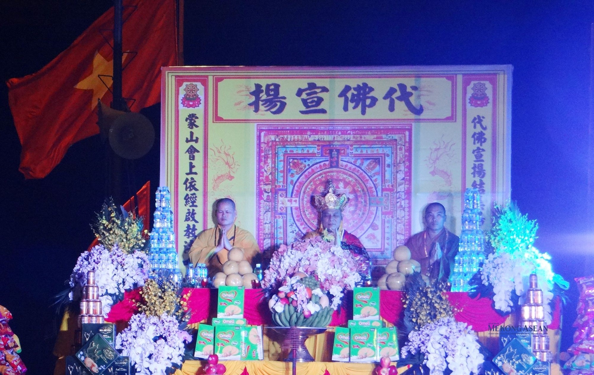 C&aacute;c nh&agrave; sư thực hiện nghi lễ cầu an.