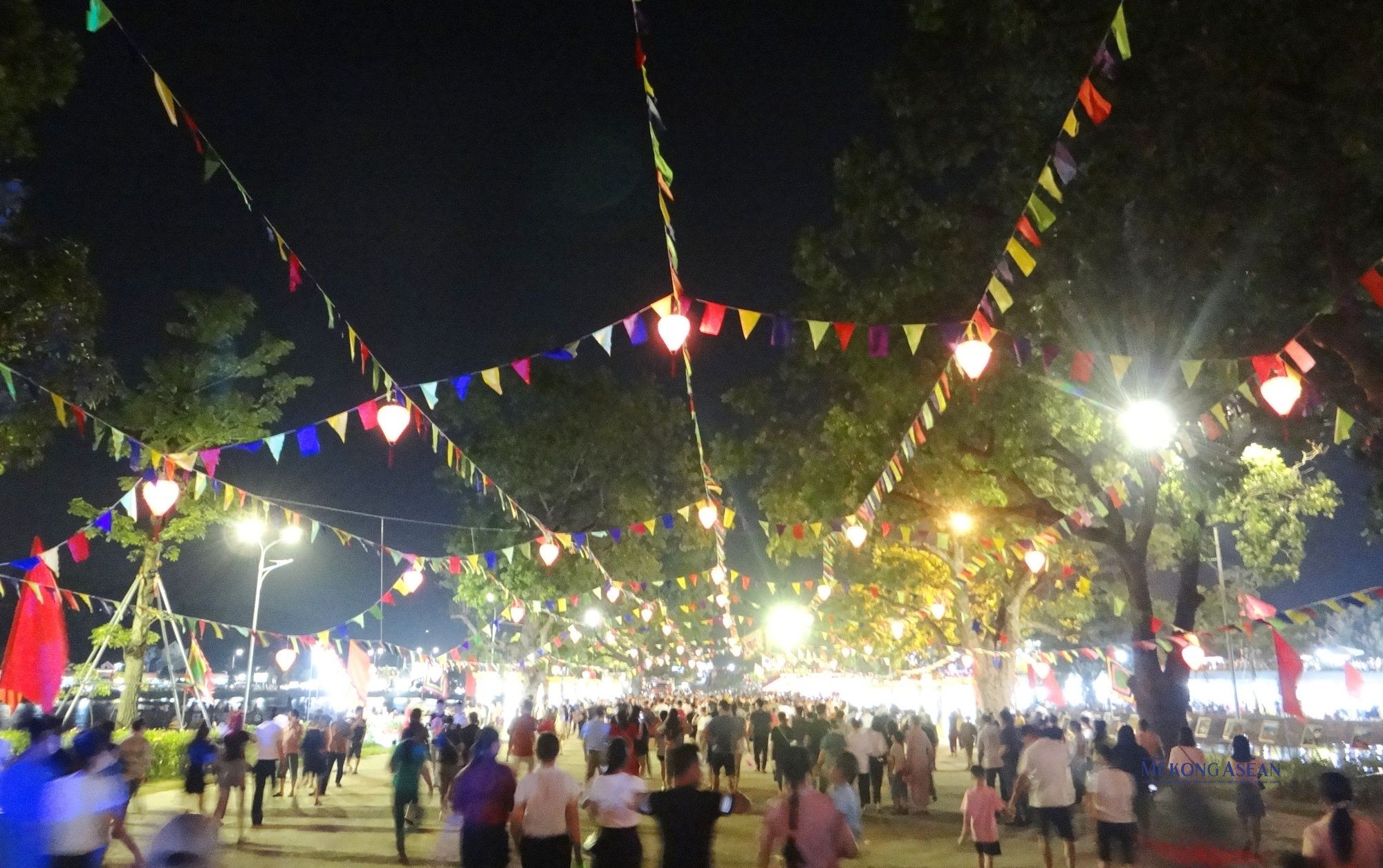 Sự kiện thu h&uacute;t h&agrave;ng ngh&igrave;n người d&acirc;n v&agrave; du kh&aacute;ch thập phương về dự.