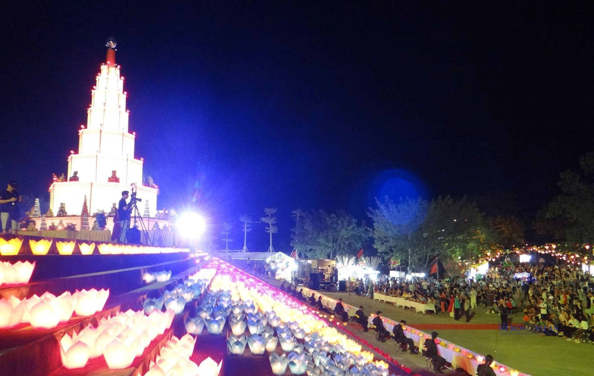 Tr&ecirc;n đ&ecirc; s&ocirc;ng Lục Đầu, 9 tầng th&aacute;p tượng trưng cho trục nối, giao thoa trời &ndash; đất, &acirc;m &ndash; dương.