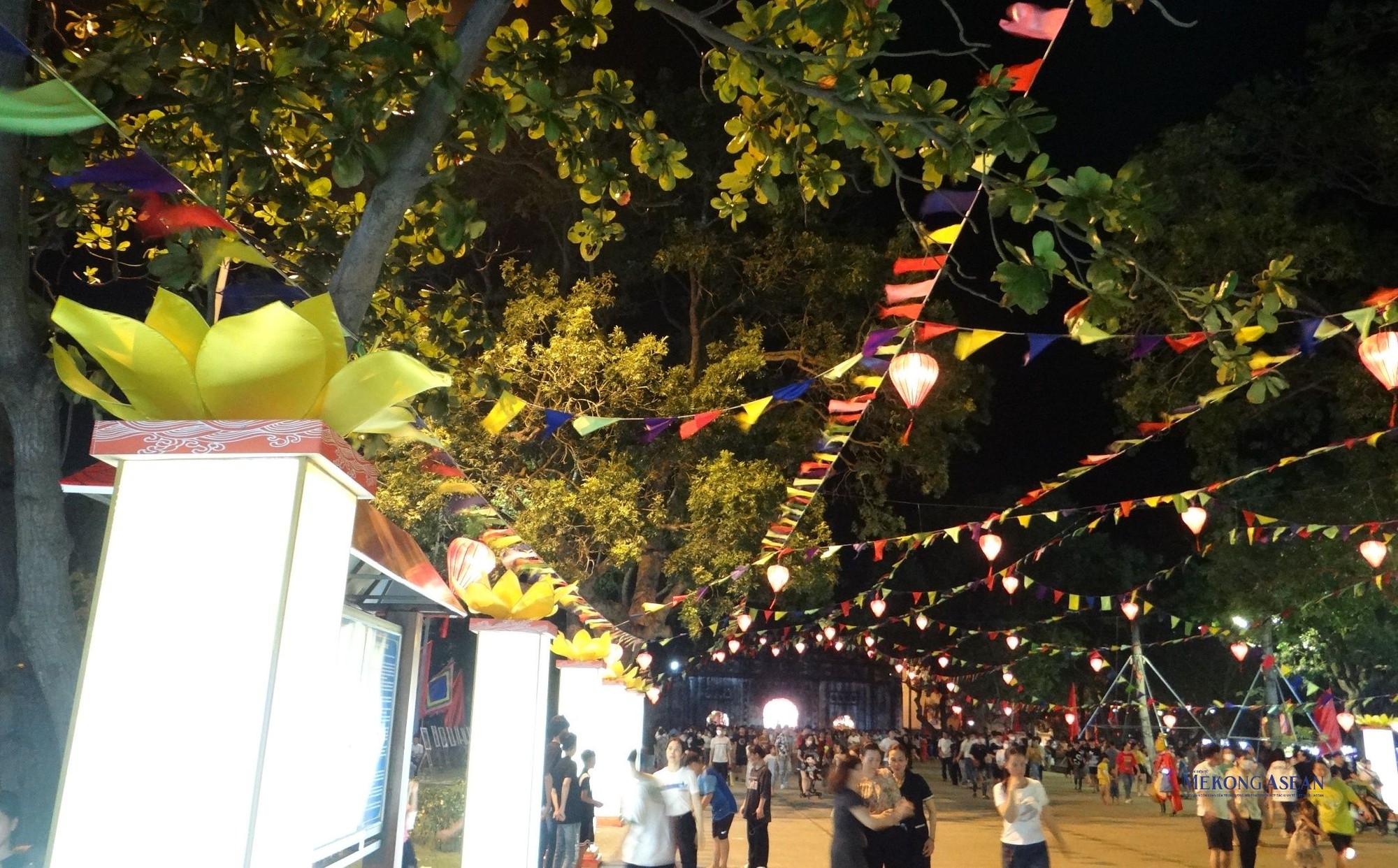 Hai b&ecirc;n đường thần đạo từ cổng đền Kiếp Bạc hướng ra đ&ecirc; s&ocirc;ng Lục Đầu được trang ho&agrave;ng lộng lẫy.