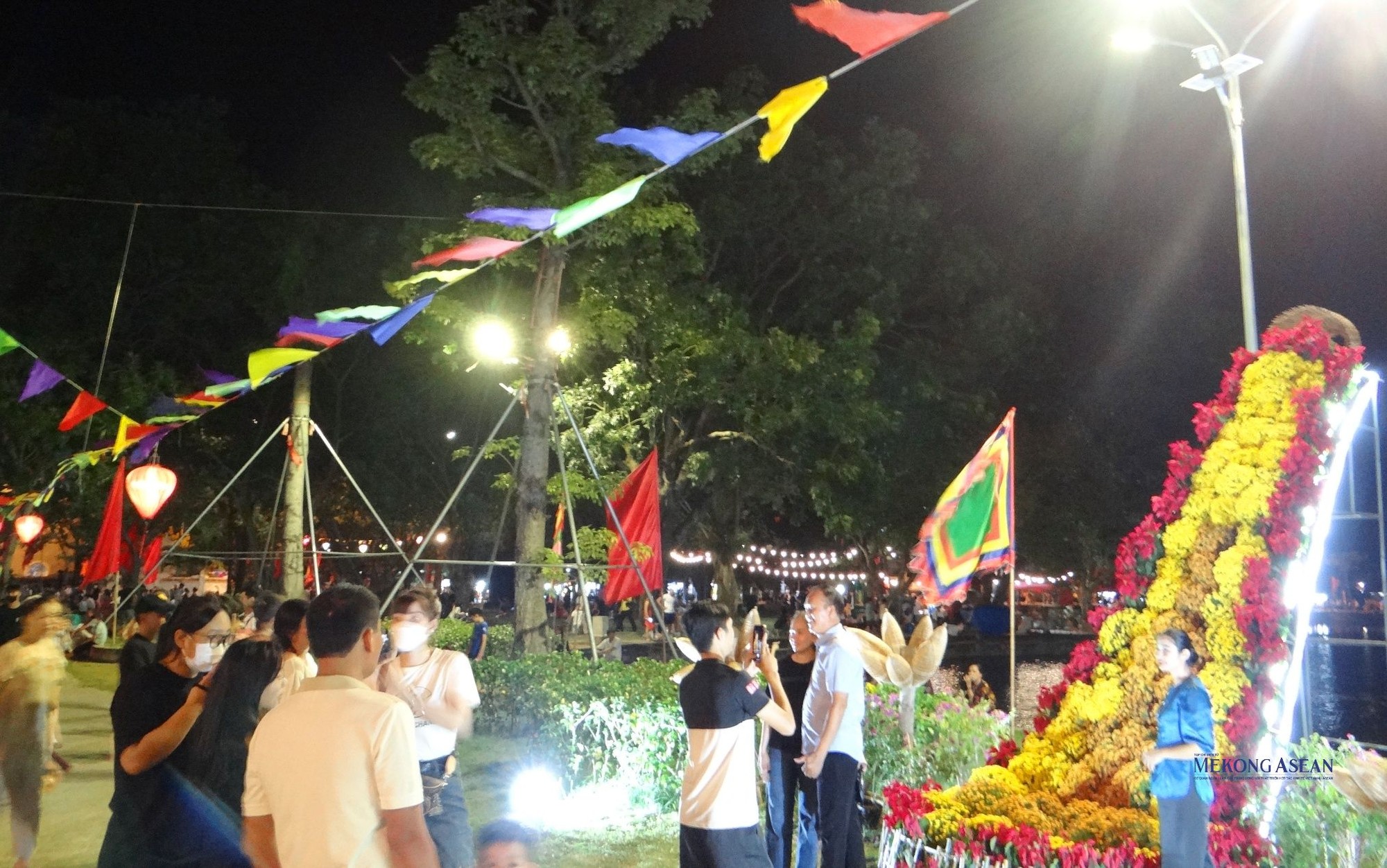 Du kh&aacute;ch chụp ảnh lưu lại những khoảnh khắc khi đến với khu di t&iacute;ch Kiếp Bạc, tối 2/10.