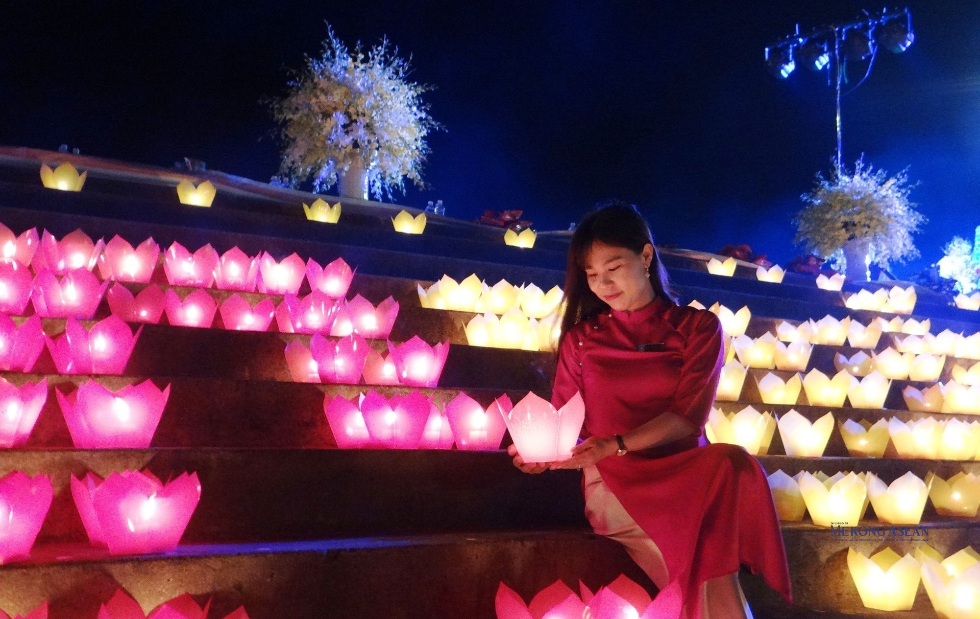 Sau phần lễ, h&agrave;ng ngh&igrave;n b&ocirc;ng hoa đăng thắp s&aacute;ng được mọi người truyền tay nhau thả xu&ocirc;i theo d&ograve;ng s&ocirc;ng Lục Đầu.