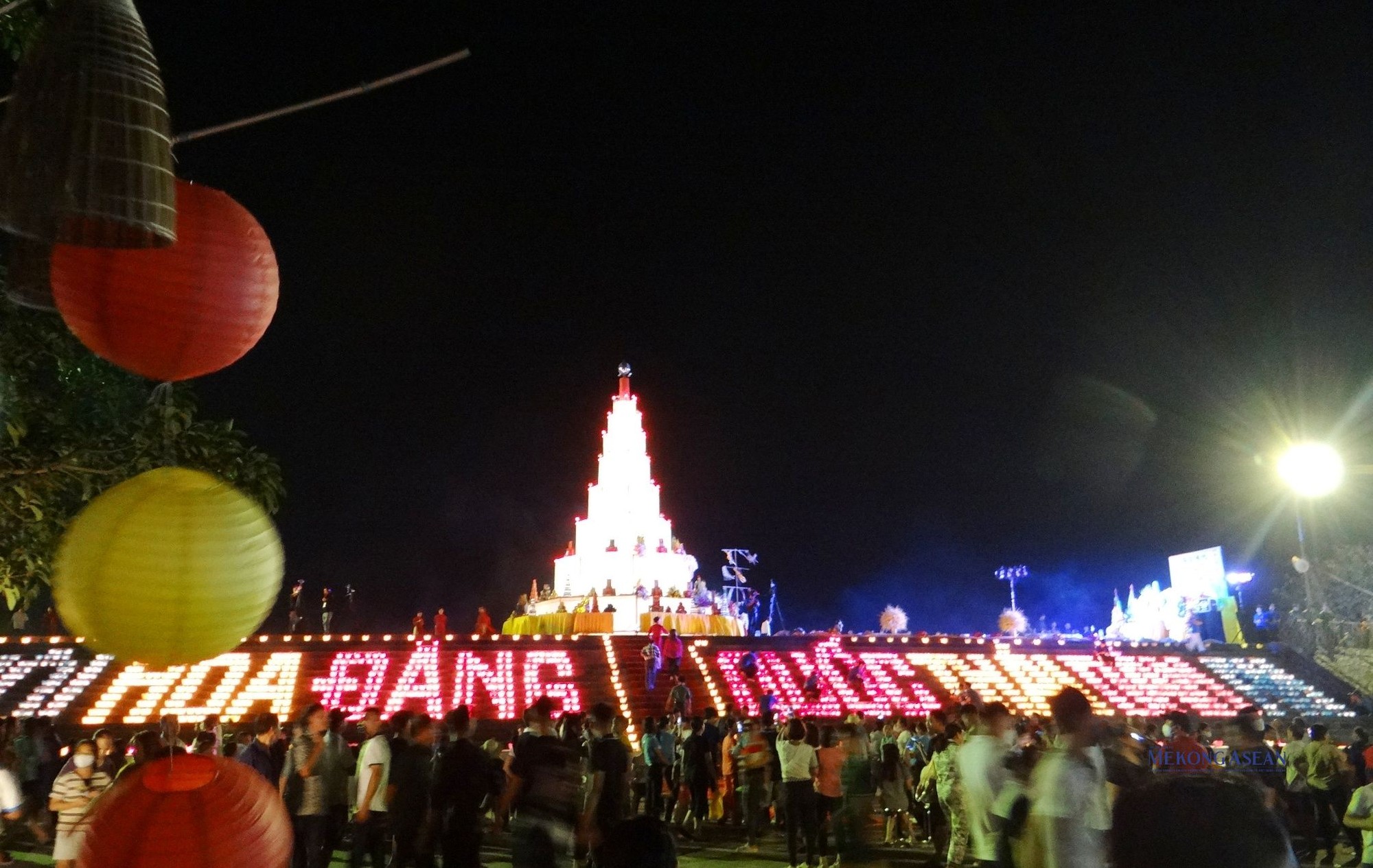 Tr&ecirc;n t&ograve;a th&aacute;p c&oacute; 9 tầng hoa văn đặc trưng của Đạo &ndash; Phật &ndash; Nho đan xen.