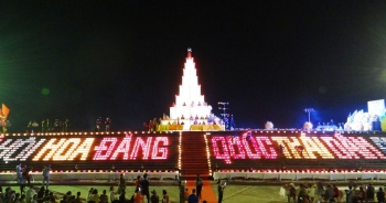 Lễ cầu an và hội hoa đăng trên đê sông Lục Đầu ở Hải Dương