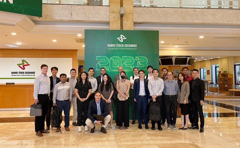 Đại diện c&aacute;c quỹ đầu tư thăm v&agrave; l&agrave;m việc tại HNX.