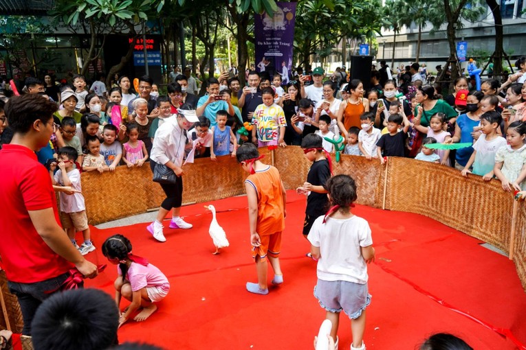 Bịt mắt bắt vịt, tr&ograve; chơi d&acirc;n gian được t&aacute;i hiện trong khu&ocirc;n vi&ecirc;n TNR Goldmark City vừa mang lại sự h&agrave;o hứng cho con trẻ vừa gợi nhớ k&yacute; ức tuổi thơ đẹp đẽ trong l&ograve;ng nhiều người. (Ảnh: TNPM)